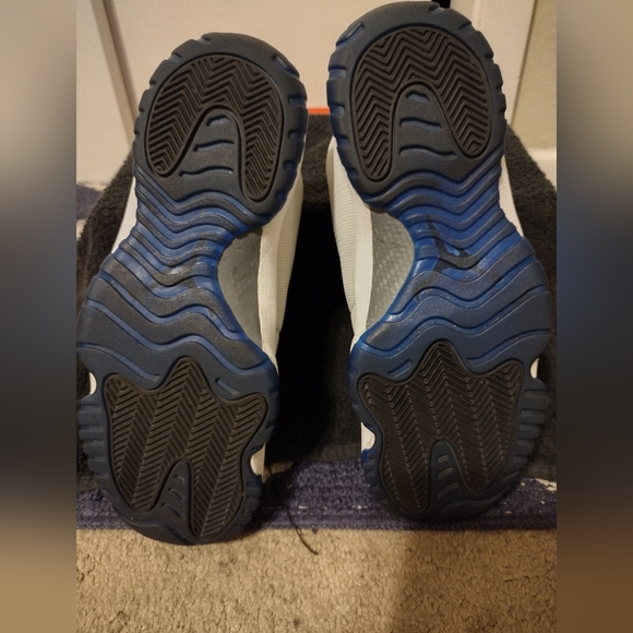 Pair of Jordan shoes - Picture 4 of 4